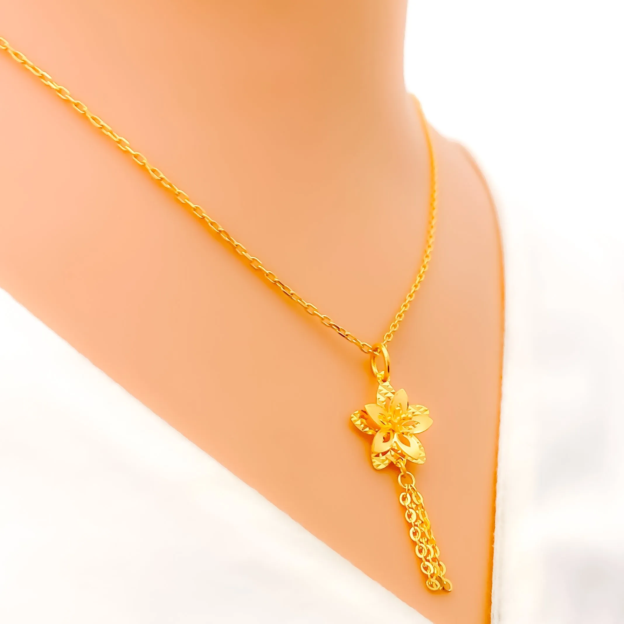 Attractive 22K Gold Floral Pendant Set