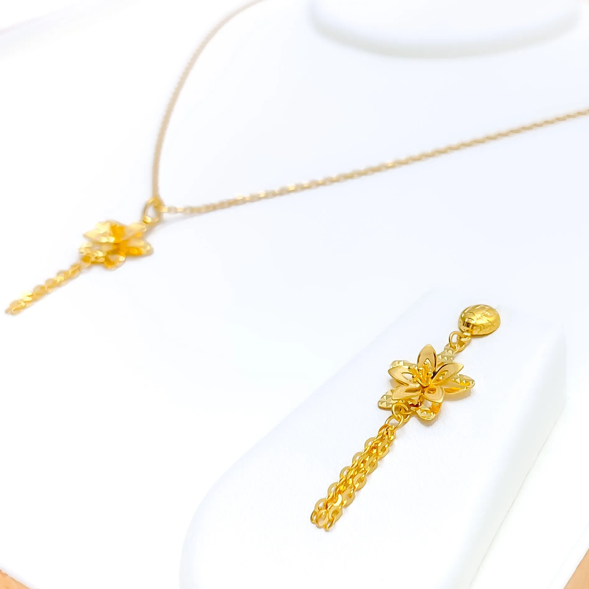 Attractive 22K Gold Floral Pendant Set