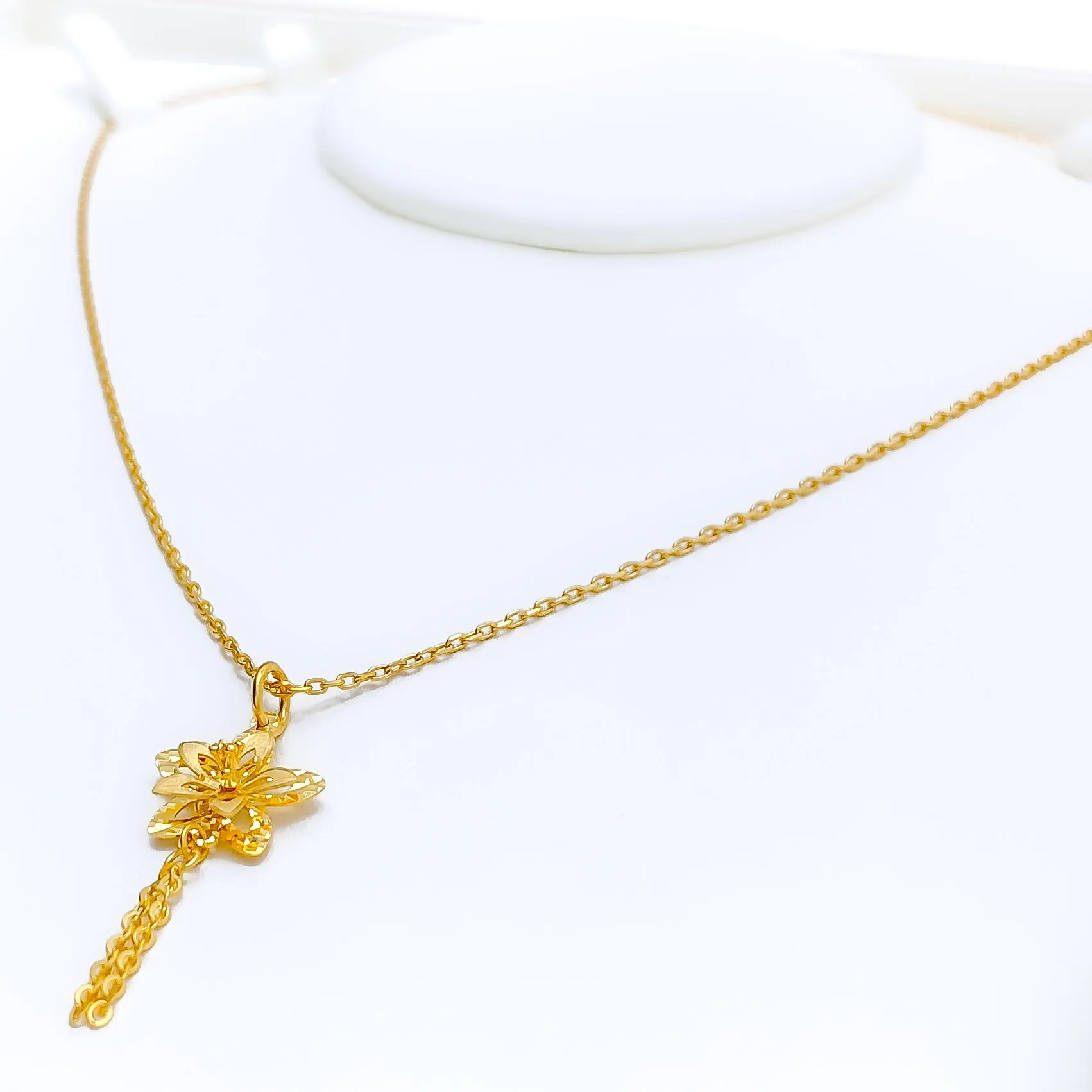 Attractive 22K Gold Floral Pendant Set